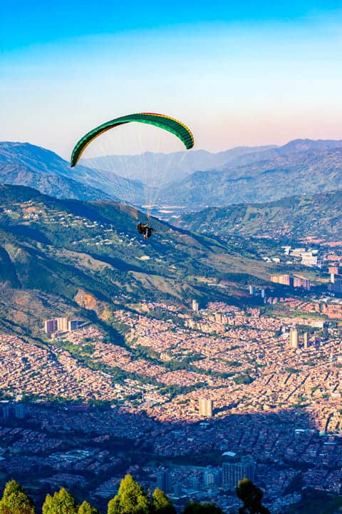 Colombia Travel guide: paragliding in medellin
